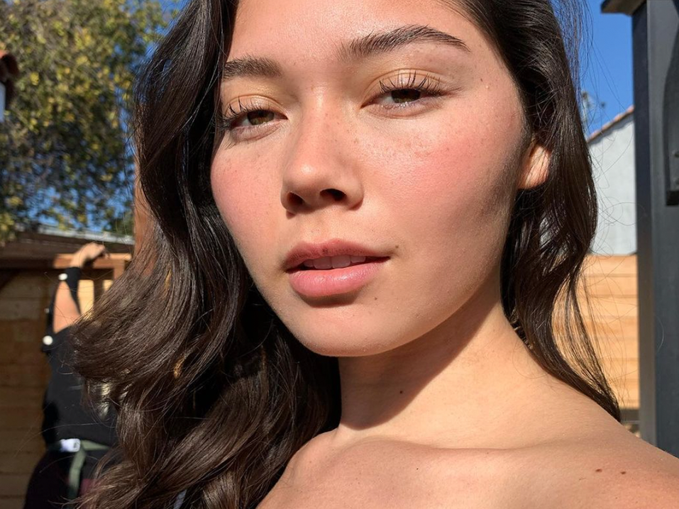 TUS PESTAÑAS Y CEJAS TAMBIÉN NECESITAN SU PROPIA RUTINA