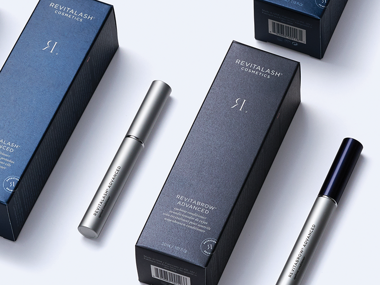 ¿QUÉ BUSCAR EN UN SUERO DE PESTAÑAS Y CEJAS?