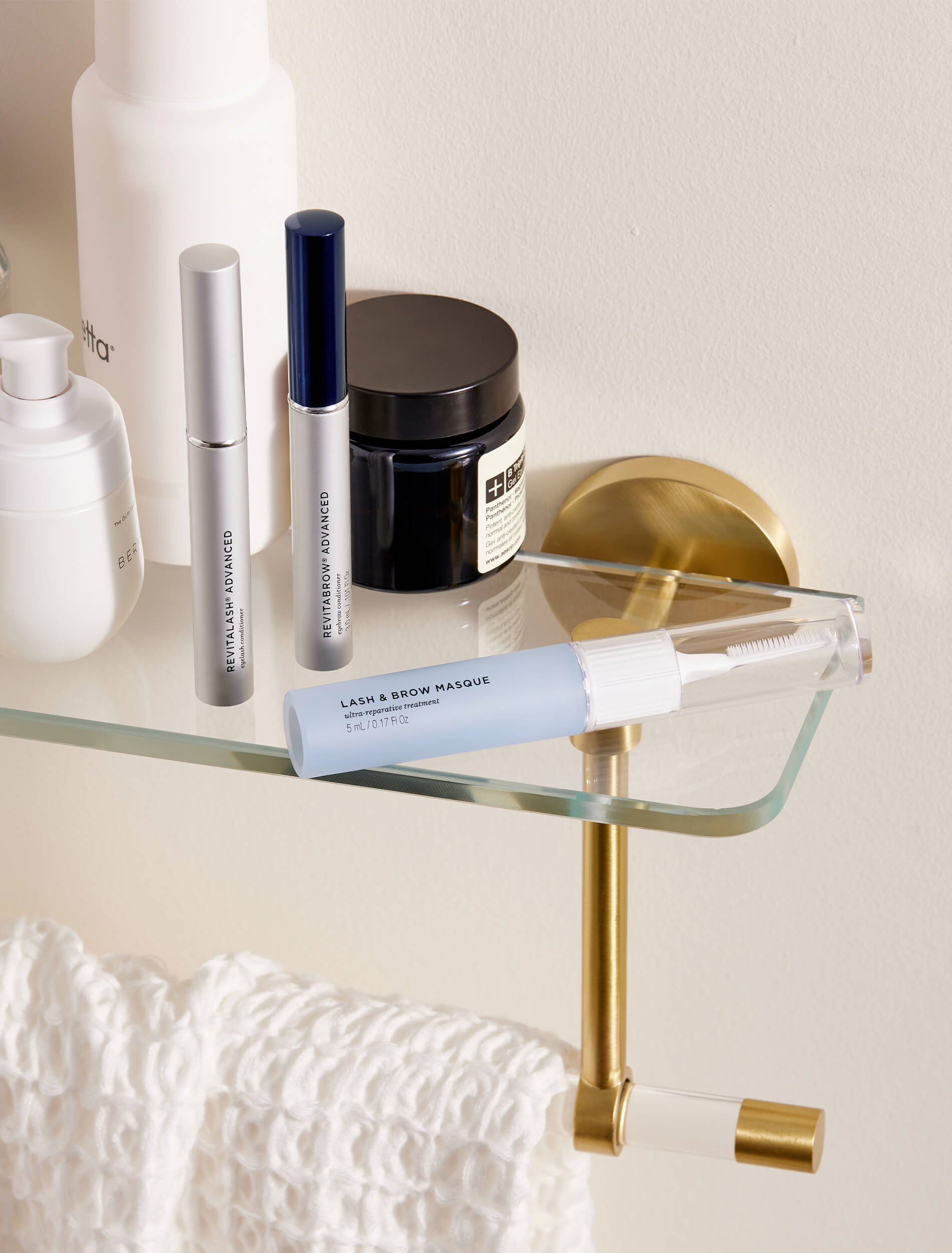 Conoce los mejores productos antienvejecimiento para tu piel, pestañas y cejas