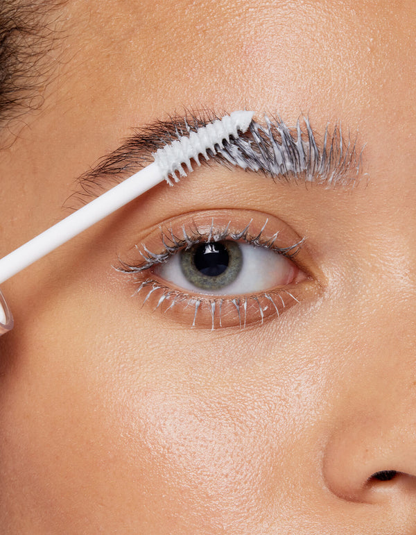Dos veces por semana, deslice el aplicador de Lash & Brow Masque de manera uniforme sobre las pestañas y cejas limpias y secas hasta que queden completamente cubiertas. Déjalo actuar durante al menos 15 minutos o hasta que el producto se seque.Para retirarlo, aplica agua tibia sobre las pestañas y cejas, dejándolo en remojo hasta que el producto comience a aflojarse o desprenderse del vello. Utilice el lado del peine del aplicador para retirar suavemente la mascarilla de las pestañas y cejas. Repite el proceso hasta eliminar el producto por completo.