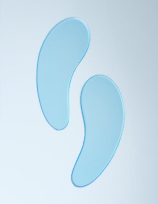 Aplica los Depuffing Eye Pads directamente debajo de los ojos junto con una crema o sérum para el contorno de ojos, o utilízalos solos. Déjalos actuar durante al menos 10 minutos.Después de retirarlos, enjuágalos con agua, sécalos y guárdalos en su estuche reutilizable. (Refrigéralos si lo deseas para un efecto refrescante adicional).